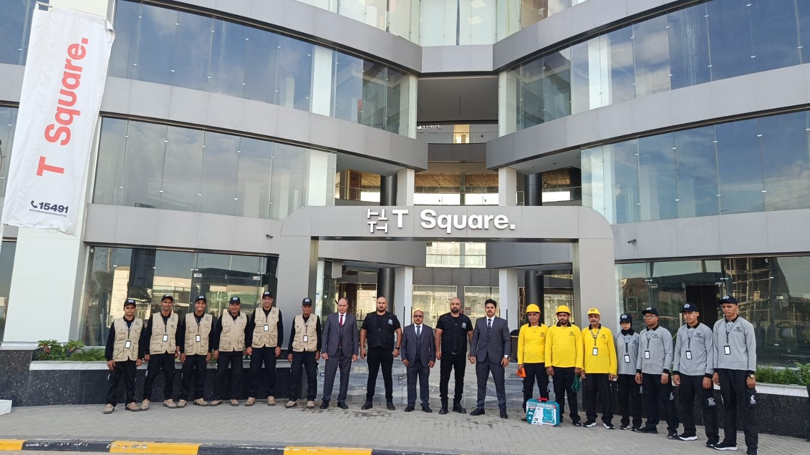 فريق التعمير لإدارة المرافق أمام T Square Mall