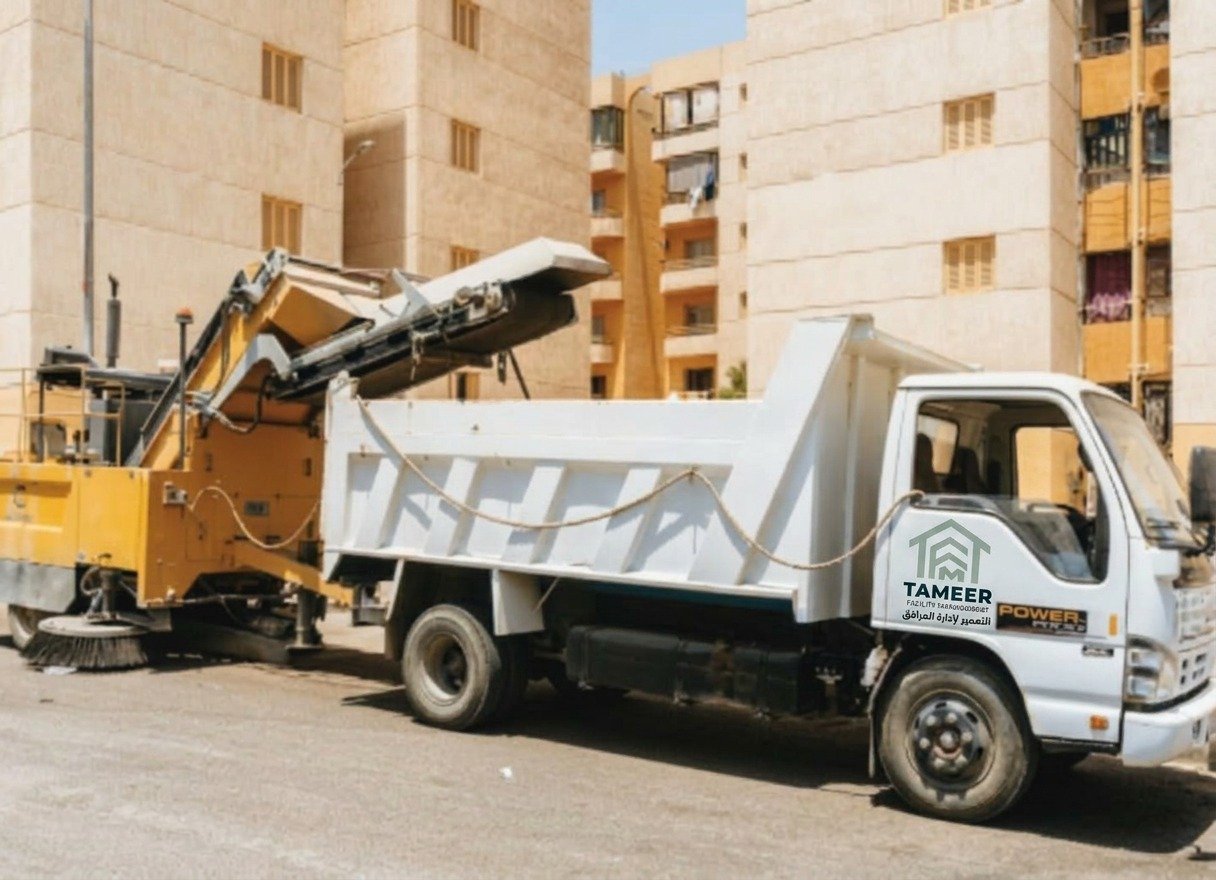 معدات كنس وتنظيف الطرق مع سيارة نقل المخلفات