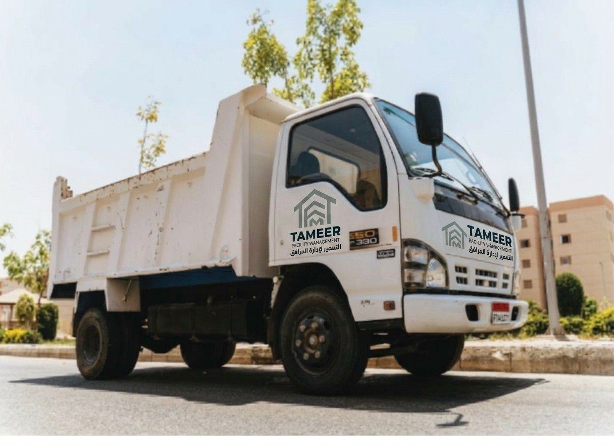 سيارة نقل المخلفات في أحد الشوارع